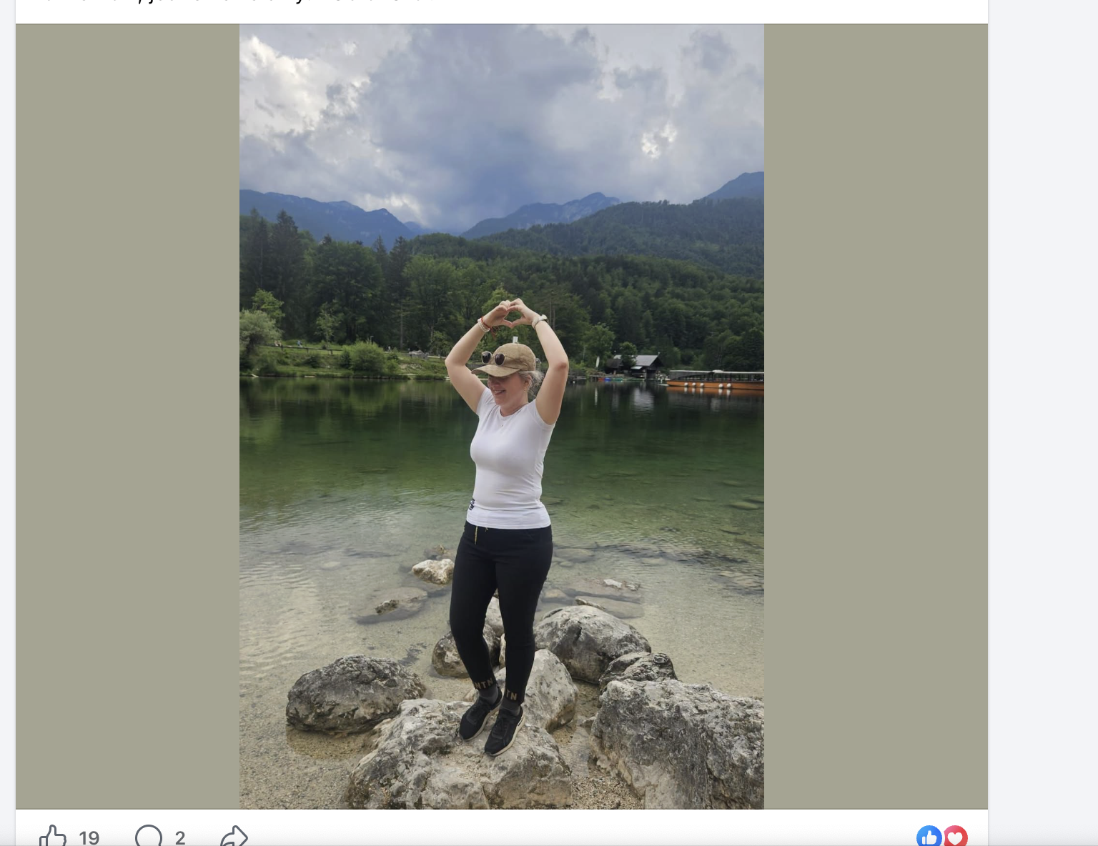 Klientka u horského jezera — radost a lehkost po spolupráci